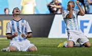 Argentyńczycy Gonzalo Higuain i Rodrigo Palacio po awansie do półfinału mistrzostw świata w Brazylii