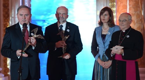 Prezes Polskiego Radia Andrzej Siezieniewski i prezes TVP Juliusz Braun odebrali nagrodę w kategorii TOTUS medialny. Nagrodę wręczył arcybiskup Henryk Hoser.