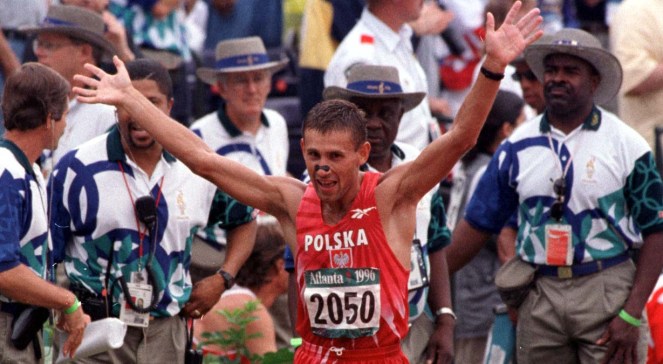 Robert Korzeniowski po zdobyciu złotego medalu olimpijskiego w chodzie na 50 km q 1996 roku.