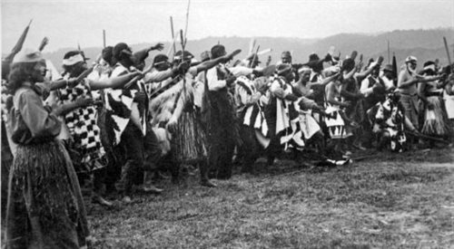 Maorysi wykonujący Hakę