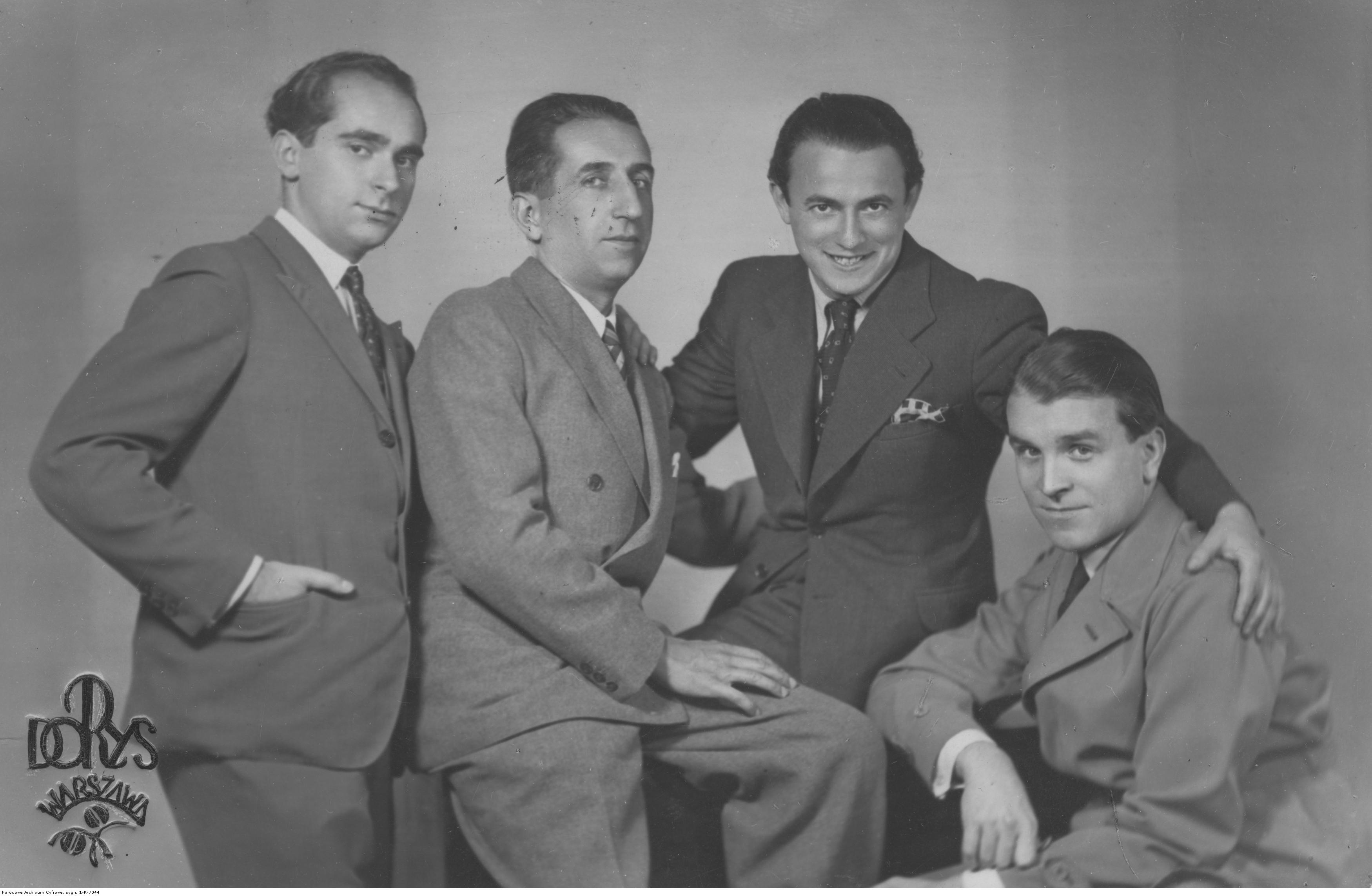 Widoczni od lewej: Aleksander Kagan, Zbigniew Drzewiecki, Bolesław Kon i Roman Jasiński, rok 1934  Foto: Narodowe Archiwum Cyfrowe