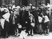 Plac deportacji w niemieckim obozie koncentracyjnym w Auschwitz-Birkenau. Na zdjęciu węgierscy Żydzi przywiezieni do obozu latem 1944 roku