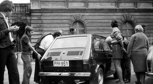 Pierwsze polskie Fiaty 126p wzbudzały niebywałe zainteresowanie przechodniów (1973 r.) (28. 01. 2013) Autor: StiopaWikimedia Commons