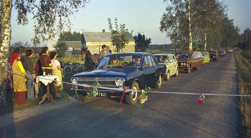 Orszak weselny zatrzymany przed tzw. bramą weselną, Płociczno 09.1980 r. (zdj. ilustracyjne)