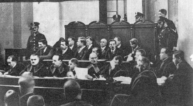 Ława oskarżonych podczas procesu brzeskiego