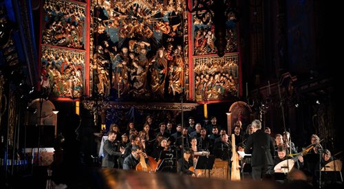Vincent Dumestre podczas koncertu ze swoim zespołem Le Pome Harmonique w bazylice Mariackiej