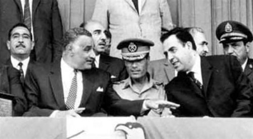 Maummar Kaddafi w 1969 roku (po środku), w towarzystwie Gamala Nasera (po lewej) i Nurredina al-Atasii (po prawej) fot. Wikimedia Commonsdomena publiczna