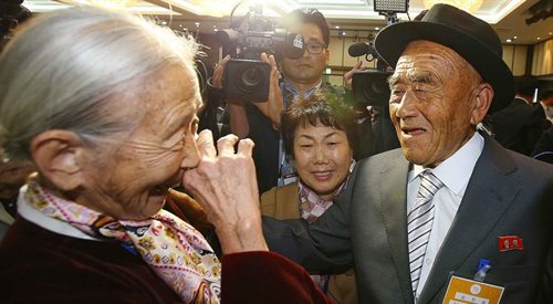 85-letnia Lee Soon-kiu  z Korei Południowej, podczas spotkania z 83-letnim mężem Oh In-se (P)