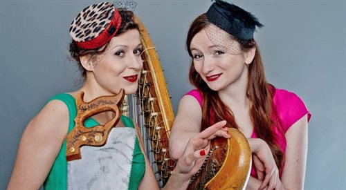 Anna Bojara i Emilia Raiter grają ze sobą od 29013 roku. Słuchaczy zabierają w niezwykłą podróż po krainie nieoczywistych dźwięków piły i harfy (stylizacja: Madame Blue Orchid)
