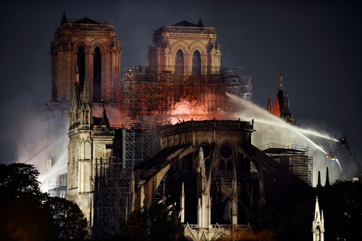 Strażacy gaszą pożar katedry Notre Dame 