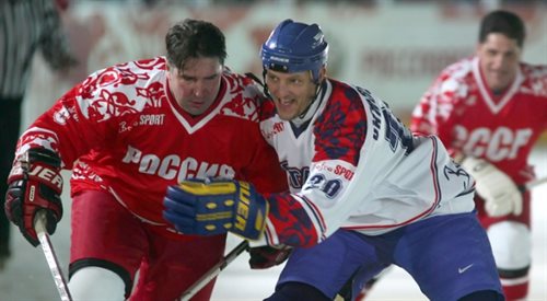 Peter Stastny (P) podczas meczu byłych hokeistów NHL z byłymi hokeistami ZSRR w Rosji (2006 rok)
