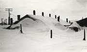 Barak w łagrze zasypany śniegiem. Workuta, 1955