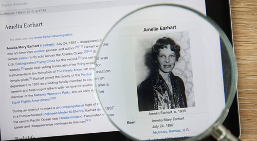 Ile kobiet, a ilu mężczyzn jest w encyklopedycznych hasłach Wikipedii? Na zdjęciu: Amelia Earhart, amerykańska pilotka, dziennikarka i poetka
