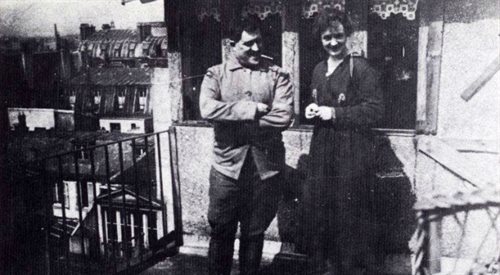 Guillaume Apollinaire ze swoją żoną Jacqueline w ich mieszkaniu, fot. Wikimedia Commonsdomena publiczna