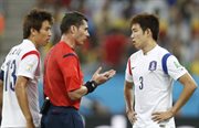 Koreańczycy dyskutują z arbitrem podczas meczu z Belgią