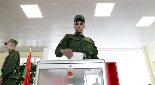 Przedterminowe wybory parlamentarne na Białorusi: głosują żołnierze