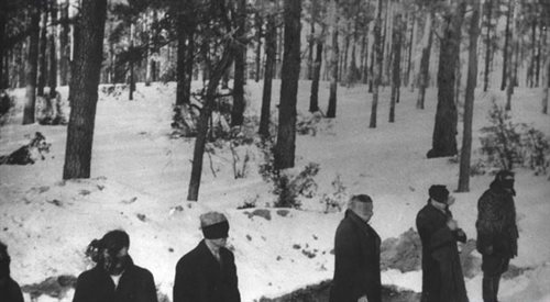 Egzekucja Polaków przez Niemców podczas II wojny światowej w Palmirach koło Warszawy. Podobnie jak zbrodnia w tzw. Górach Szwedzkich był to element eksterminacji polskiego narodu.