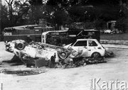 Wraki spalonych samochodów przed budynkiem KW PZPR. Radom, 25 czerwca 1976 
