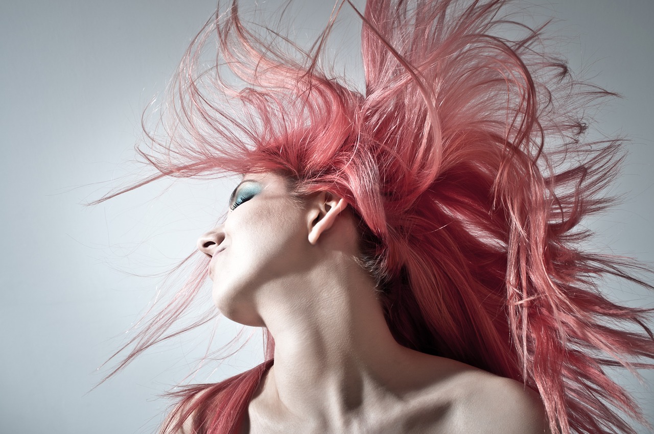 różowe włosy fryzura kobieta 1280.jpg