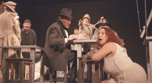 Kadr ze spektaklu Nigdy tu już nie powrócę w reżyserii Tadeusza Kantora (Kraków, 1990)