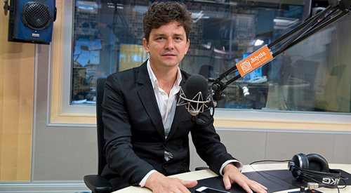 Grzegorz Jarzyna w studiu radiowej Jedynki