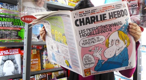 Okładka ostatniego przed zamachem numeru tygodnika Charlie Hebdo, w którym znalazły się obszerne fragmenty nowej powieści Michela Houellebecqa.