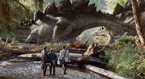 W Jurassic World naukowcy tworzą nowy gatunek dinozaura. Wkrótce sytuacja wymyka się spod kontroli i gad ucieka z parku.