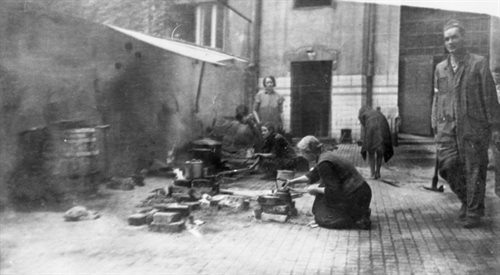 13 sierpnia 1944. Kobiety gotujące zupę w kuchni polowej na podwórzu na tyłach oficyny kamienicy przy ul. Kredytowej 3.
