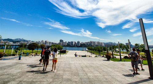 Park miejski, w tle zabudowa Seulu