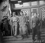 Manifestanci zgromadzeni przed wejściem do Domu Partii. Fotografie wykonane przez funkcjonariuszy UB w celu identyfikacji manifestantów. Poznań, czerwiec 1956 