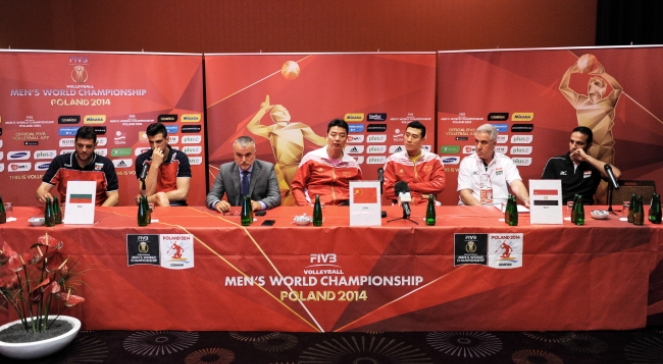 Przedstawiciele zespołów występujących w grupie C mistrzostw świata w piłce siatkowej podczas konferencji prasowej w Gdańsku