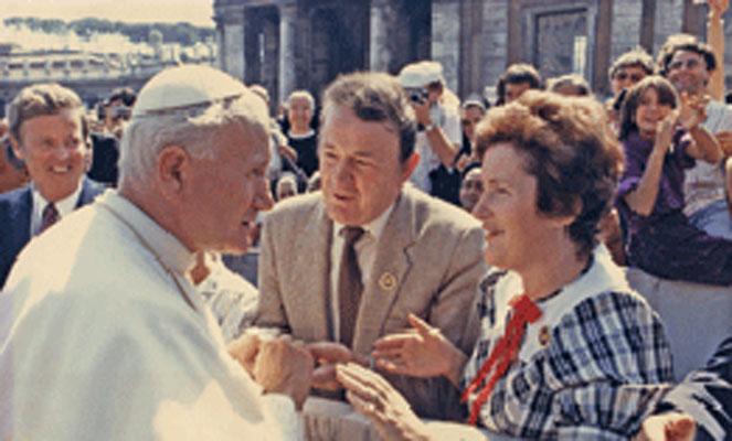Rzym, 25.09.1983 r. Spotkanie z wiernymi na Pl. św. Piotra. Nz.: Jan Paweł II oraz Peter and Bridie Murphy. Wikimedia Commons/dp. Fot.: Peter Murphy
  