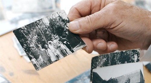 Pan Piotr pokazuje zdjęcie w czasie nagrań do filmu To nie są domy, to są historie w ramach projektu Tak tu się budowało, prezentowanego w ramach VI Kongresu Archiwów Społecznych