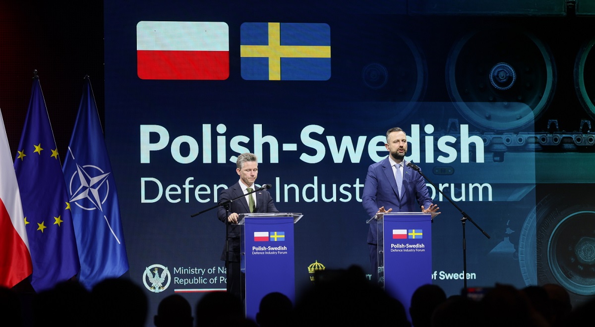 Polands Defence Minister Władysław Kosiniak-Kamysz (right) and his Swedish counterpart Pl Jonson (left) attend the Polish-Swedish Defence Industry Forum in Warsaw on Tuesday, Oct. 21, 2025.