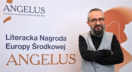 Laureat nagrody Angelus za powieść Winda Schindlera, pochodzący z Bośni i Hercegowiny pisarz Darko Cvijetić na gali Literackiej Nagrody Europy Środkowej Angelus i Wrocławskiej Nagrody Poetyckiej Silesius w Sali Koncertowej Akademii Muzycznej im. Karola Lipińskiego we Wrocławiu.