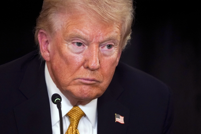 US-Prsident Donald Trump spricht whrend eines Rundtischgesprchs mit der Task Force fr innere Sicherheit im State Dining Room des Weien Hauses in Washington, DC, USA, am 23. Oktober 2025. EPAWILL OLIVER  POOL POOL Dostawca: PAPEPA.