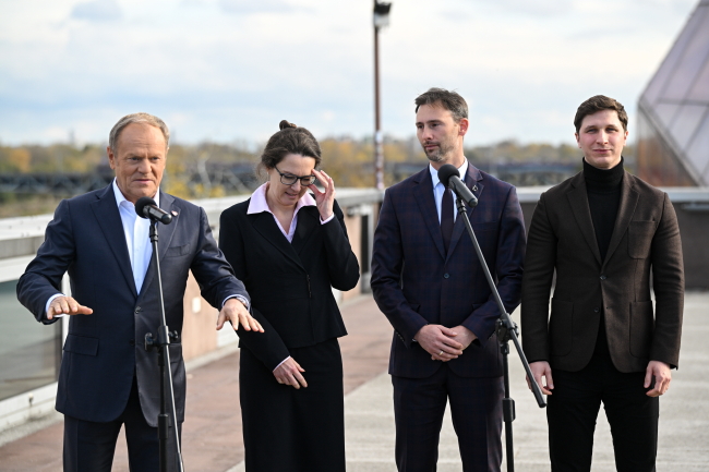 Premier Donald Tusk, prezes POLSA Marta Wachowicz, astronauta ESA Sławosz Uznański-Wiśniewski i prezes ICEYE Rafał Modrzewski