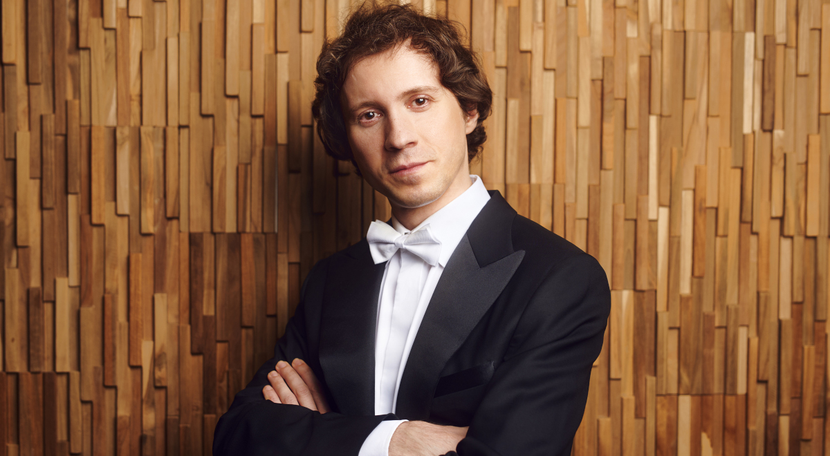 Blechacz won the 2005 International Chopin Competition in Warsaw. The success skyrocketed him to stardom, with performances in such prestigious venues as the Concertgebouw in Amsterdam, Viennas Musikverein, the Berlin Philharmonic, the Salle Pleyel in Paris, Milans La Scala, and Londons Royal Festival Hall and Wigmore Hall.