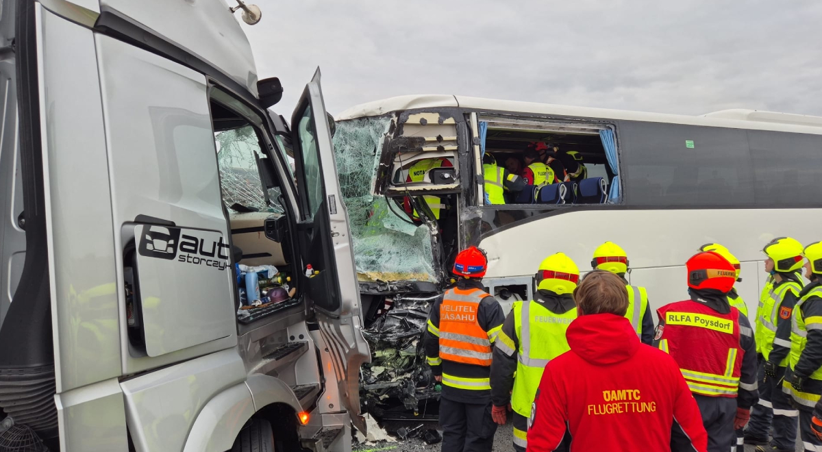 On Friday morning, October 17, 2025, a Polish bus carrying a delegation from the Małopolska Regional Government was involved in a serious accident on the A5 motorway near Drasenhofen, Austria, close to the Czech border.