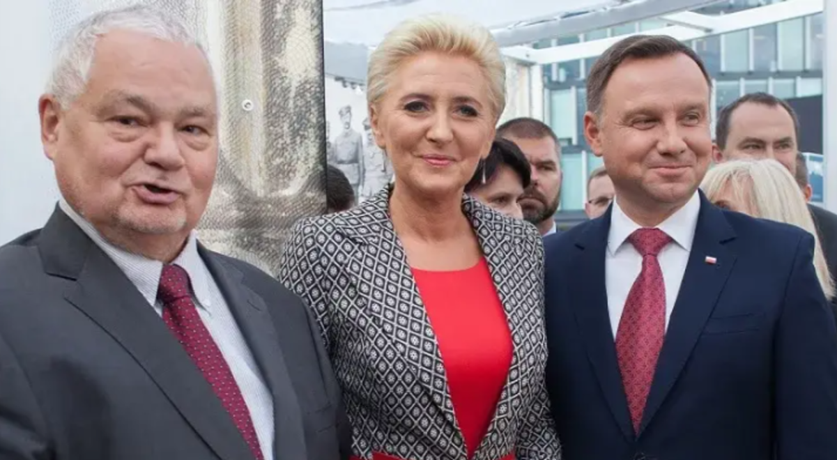 Agata Kornhauser-Duda at the centre of a political controversy in Poland over reports linked her to a potential advisory role at the National Bank, despite having no prior experience in finance. In the photo, her husband, Andrzej Duda, is visible at centre right, and NBP president Adam Glapiński is at left.