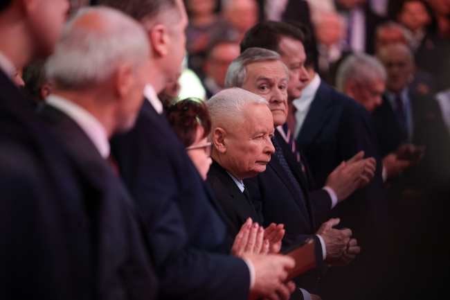 Katowice, 24.10.2025. Der Vorsitzende der PiS, Jarosław Kaczyński (Mitte), whrend seiner Rede auf dem Parteitag der Partei Recht und Gerechtigkeit im Internationalen Kongresszentrum in Katowice am 24. dieses Monats. Der Parteitag steht unter dem Motto Myśląc: Polska (Denken: Polen). Im Rahmen des Parteitags sind insgesamt 132 Diskussionsrunden z