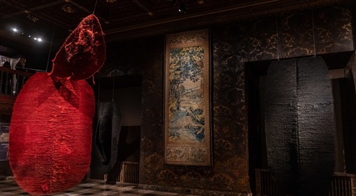 Wystawa Abakanowicz. Bez reguł. Arrasy i abakany na Wawelu to ekspozycja, gdzie słynne tkaniny Magdaleny Abakanowicz oglądać można tuż obok arrasów z kolekcji Zygmunta Augusta.