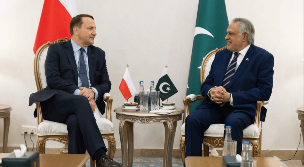 Radosław Sikorski, deputy prime minister and foreign minister of Poland, and Ishaq Dar, deputy prime minister and foreign minister of Pakistan.