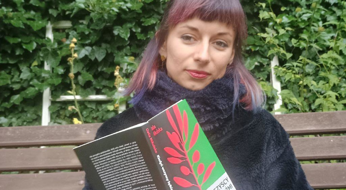 Dalia Mikulska prezentuje okładkę swojej książki pt. Kiedyś wszyscy byliśmy tu ludźmi. Reportaże z Palestyny