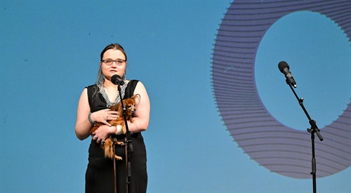Dominika Parszewska odbiera nagrodę Silesius w kategorii debiut za tom Kink-meme