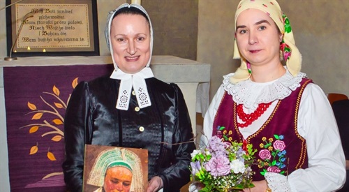21.03.2024 Slpe, Elvira Hantscho w stroju serbołużyckim i Justyna Michniuk w stroju wiejskim z Żywiecczyzny.