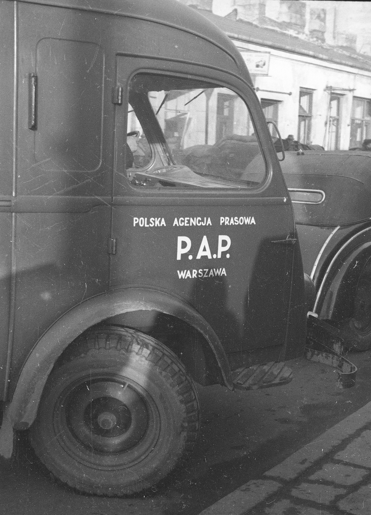 Службовы аўтамабіль РАР. Варшава, 1948 год. Крыніца: Narodowe Archiwum Cyfrowe