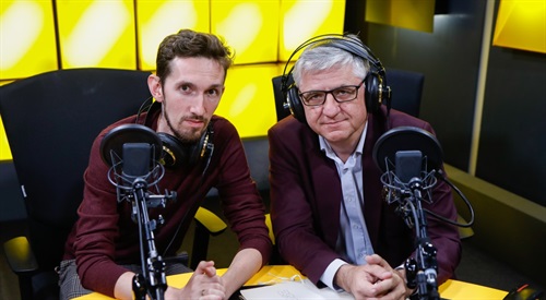 Nowy podcast Polskiego Radia to przede wszystkim historia opowiedziana z perspektywy czasu i zbiór archiwalnych, nigdy nieemitowanych nagrań. Roman Czejarek i Bartek Makowski powracają do tej trudnej historii. Wszystko po to, by poznać prawdę o przyczynach katastrofy.